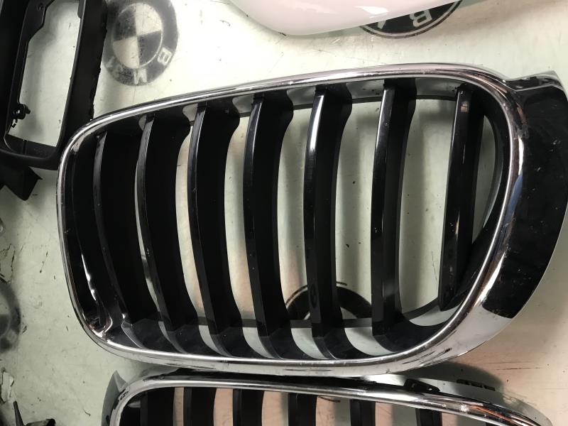 Grille de calandre gauche