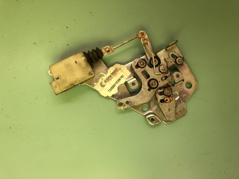 Serrure de porte de coffre droite