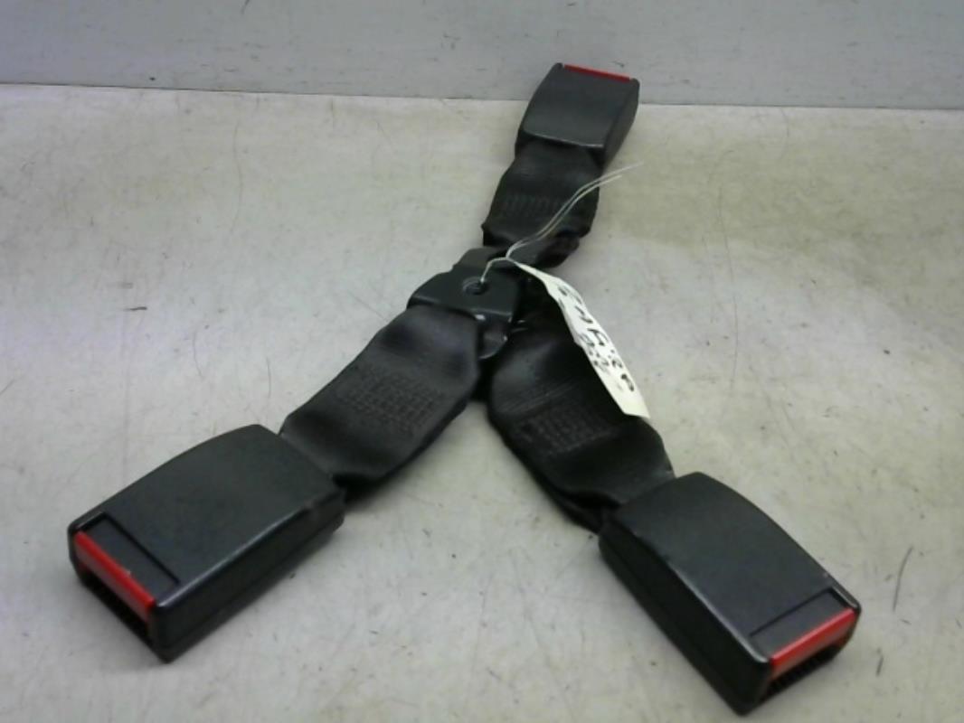 Attache ceinture arriere centrale