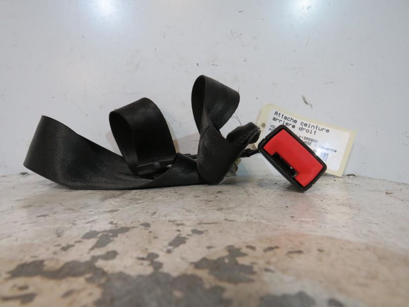 Attache ceinture arriere droit