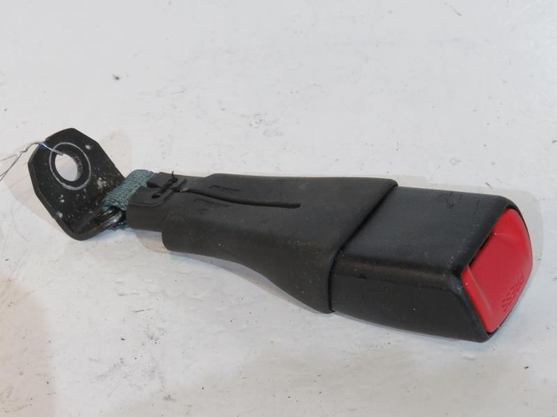 Attache ceinture arriere droit
