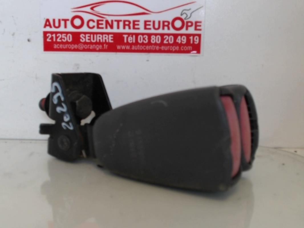 Attache ceinture arriere droit