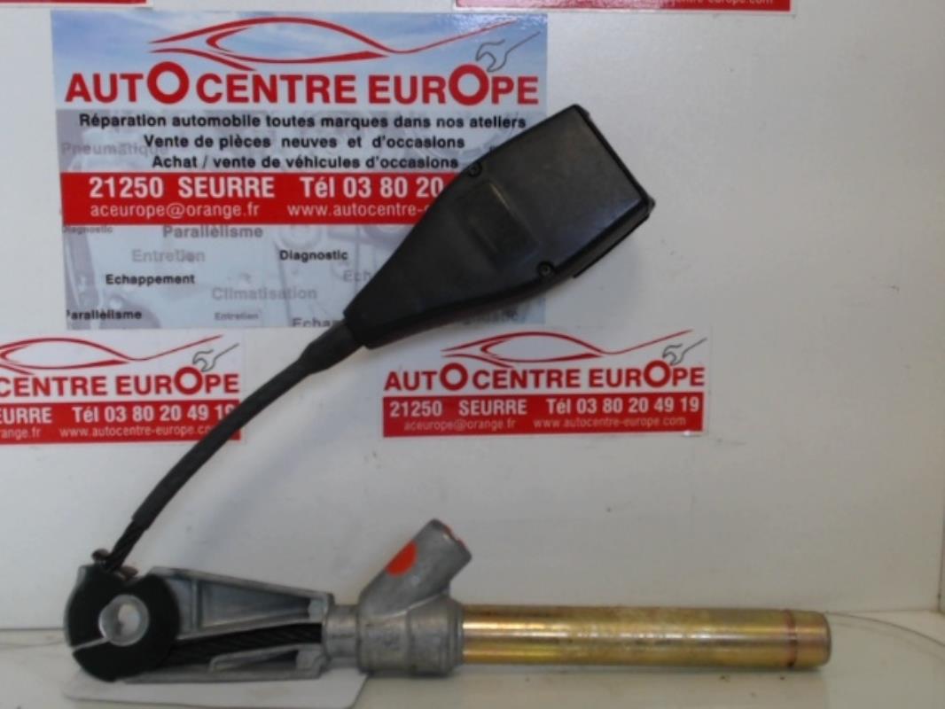 Attache ceinture avant droit