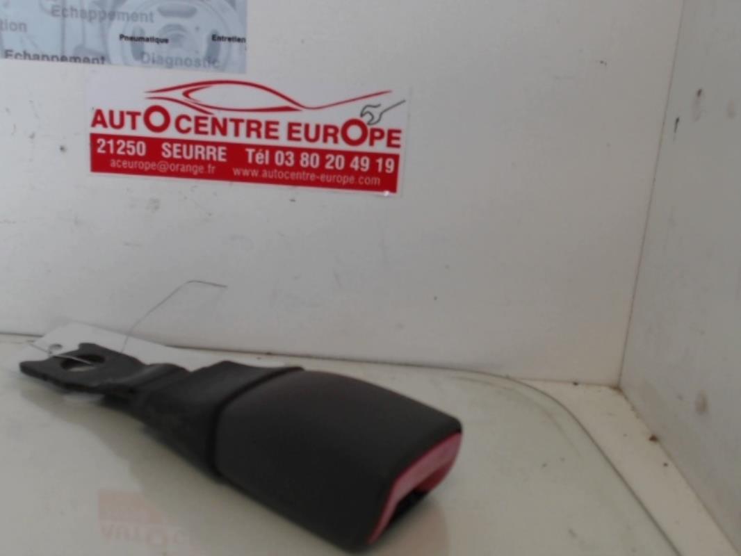 Attache ceinture avant droit