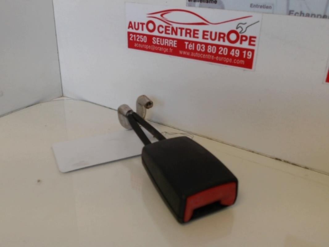 Attache ceinture arriere droit