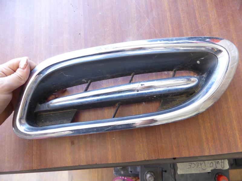 Grille de calandre gauche