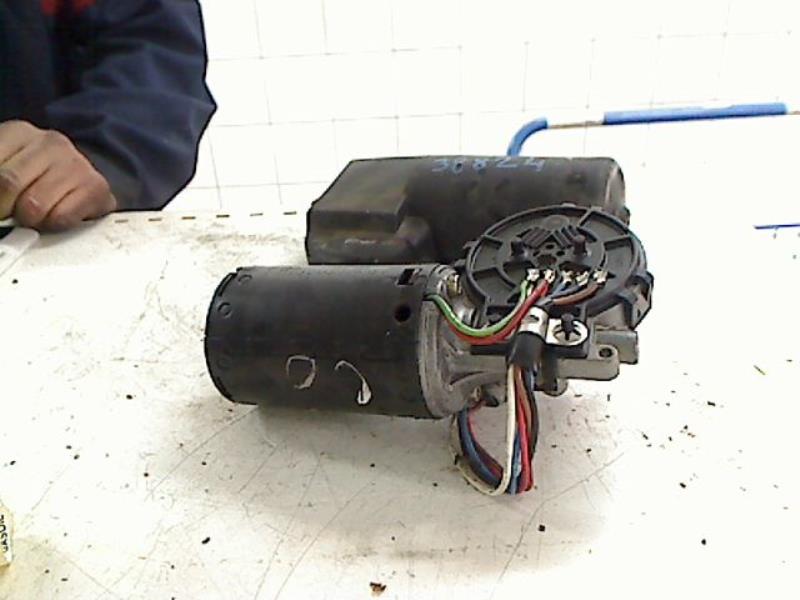 Moteur essuie glace avant