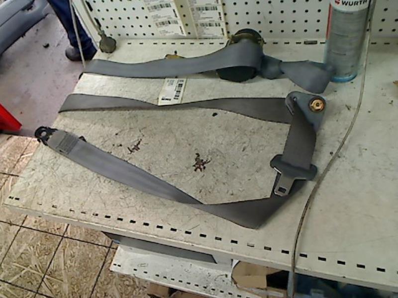 Cinturón de seguridad delantero derecho