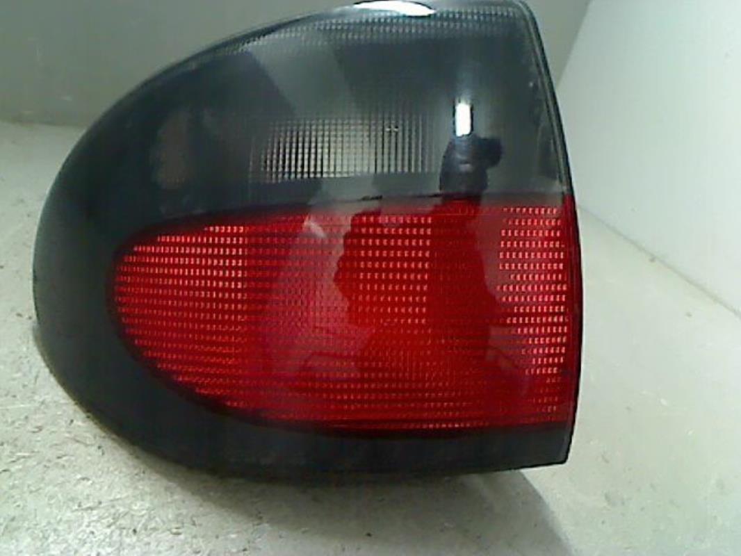 Fanale posteriore principale sinistro (luci)