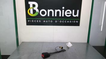 Attache ceinture avant droit