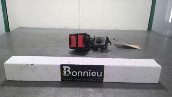 Attache ceinture arriere droit