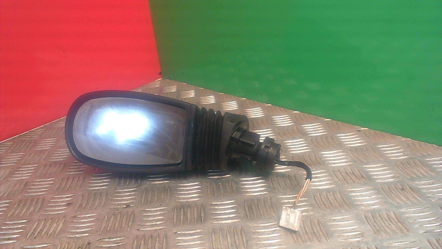 Retrovisor izquierdo