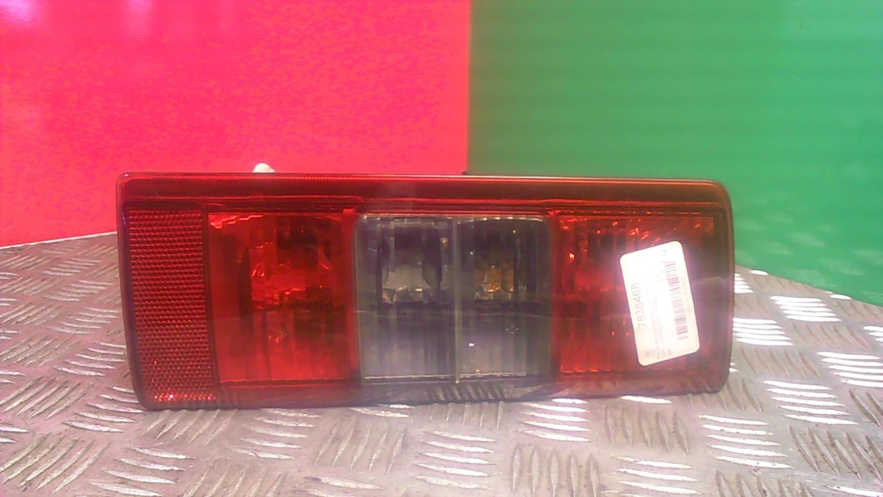 Luz trasera principal izquierda (luces)