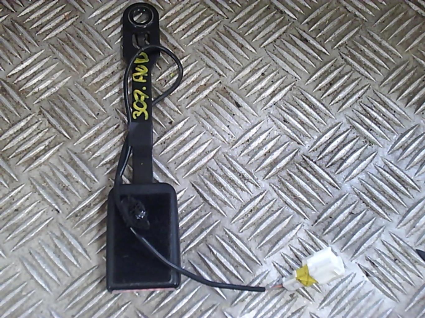Attache ceinture avant droit