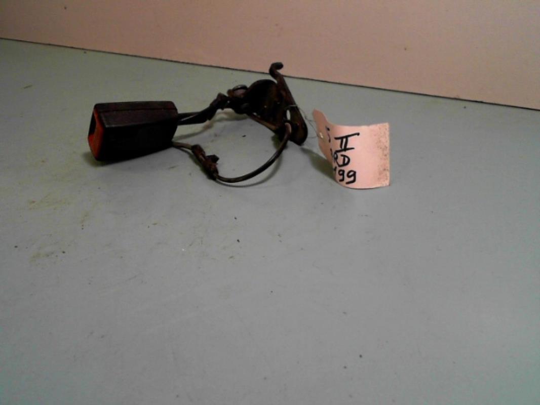 Attache ceinture arriere droit