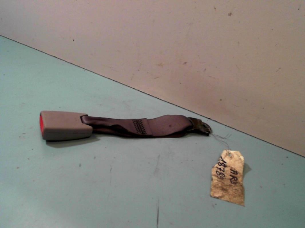 Attache ceinture arriere droit