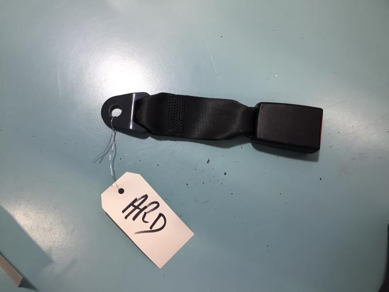 Attache ceinture arriere droit