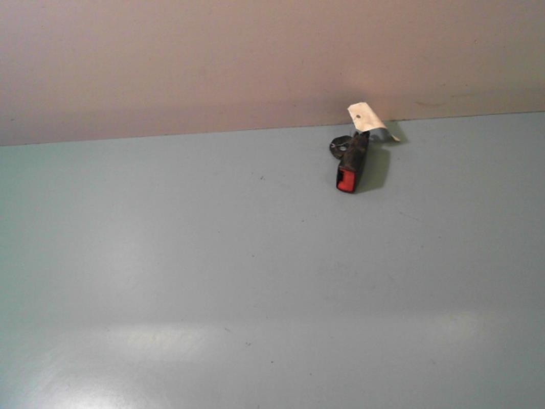 Attache ceinture arriere droit
