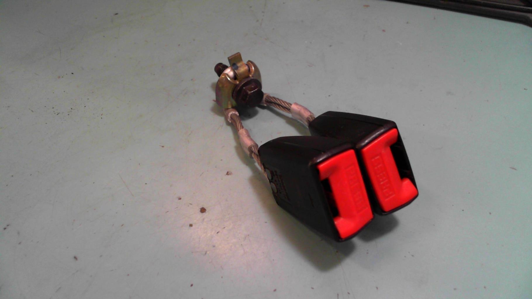 Attache ceinture arriere centrale