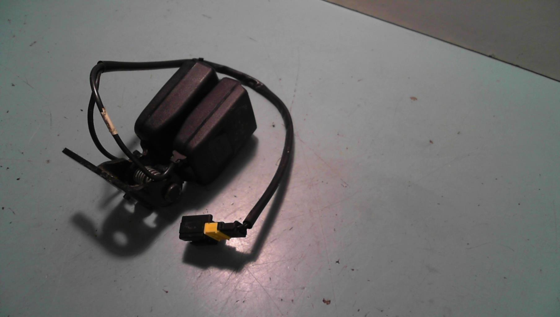Attache ceinture arriere droit