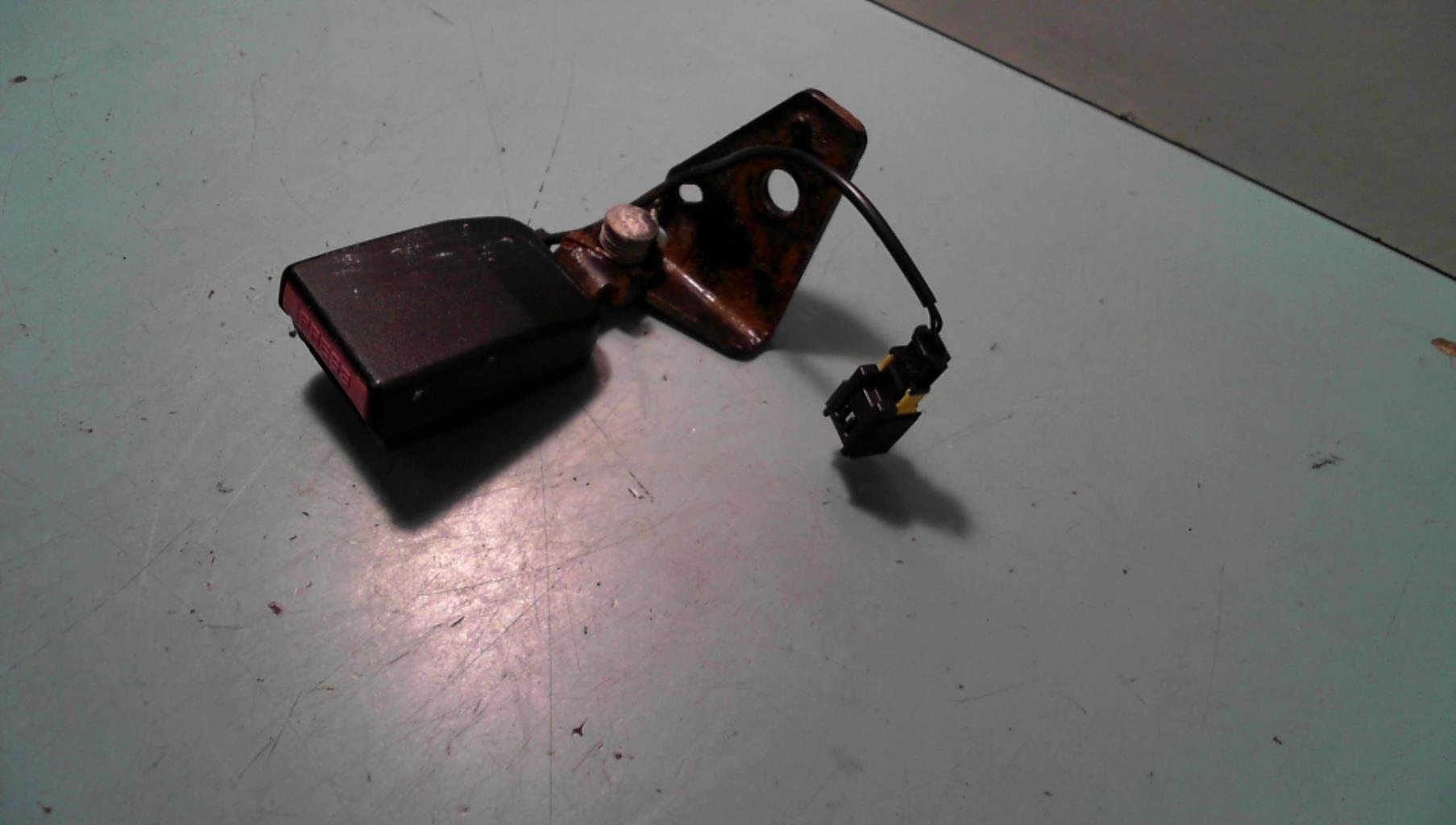 Attache ceinture arriere gauche
