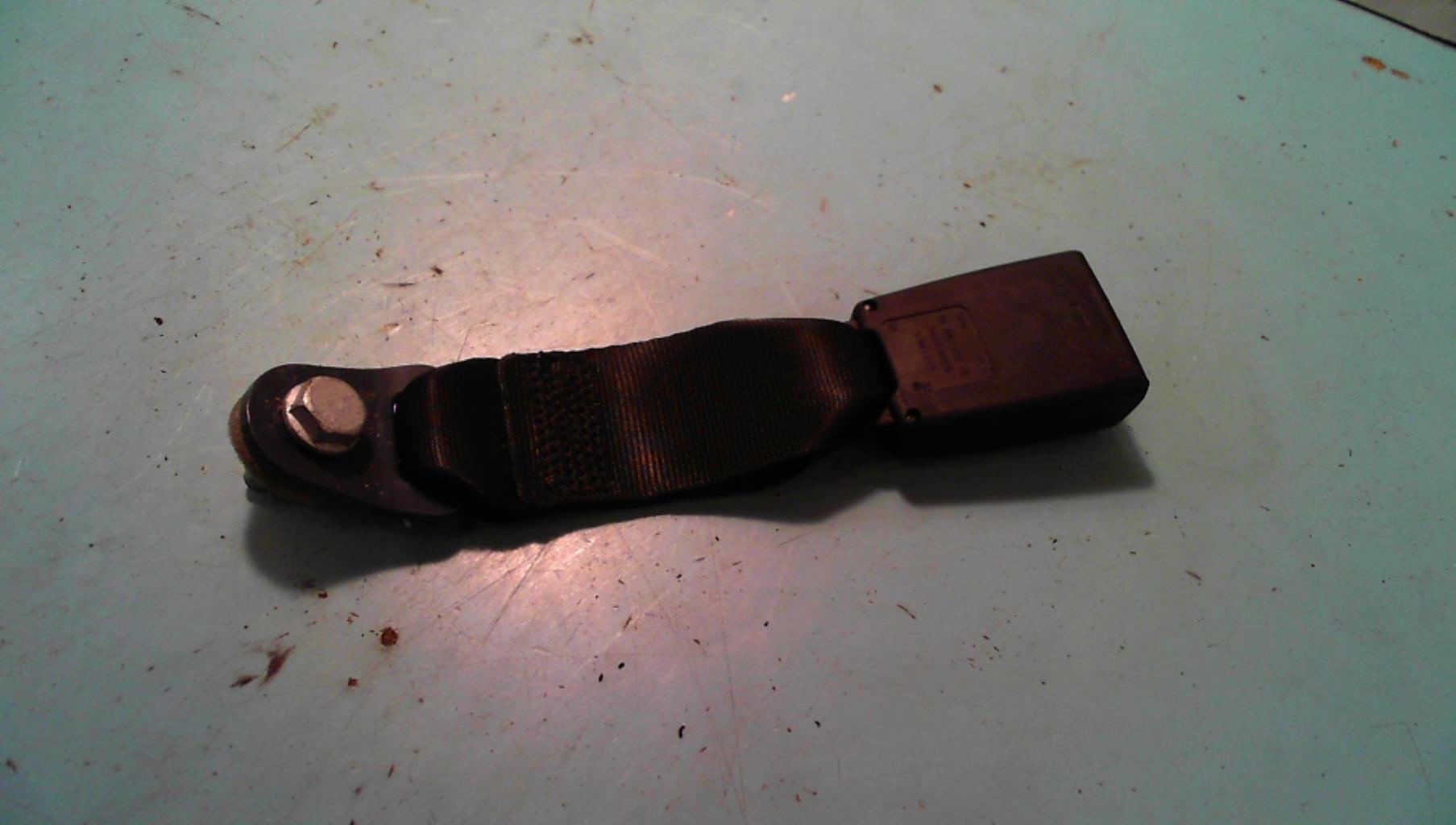 Attache ceinture arriere droit