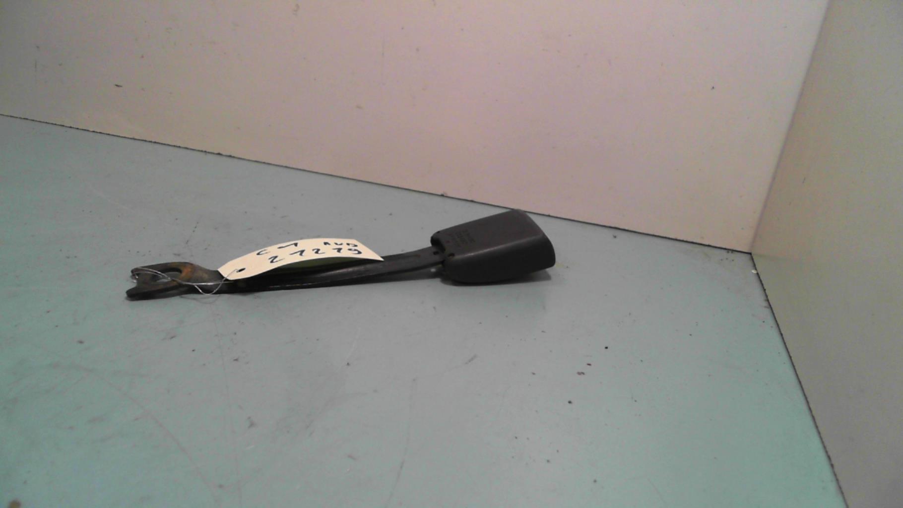 Attache ceinture avant droit