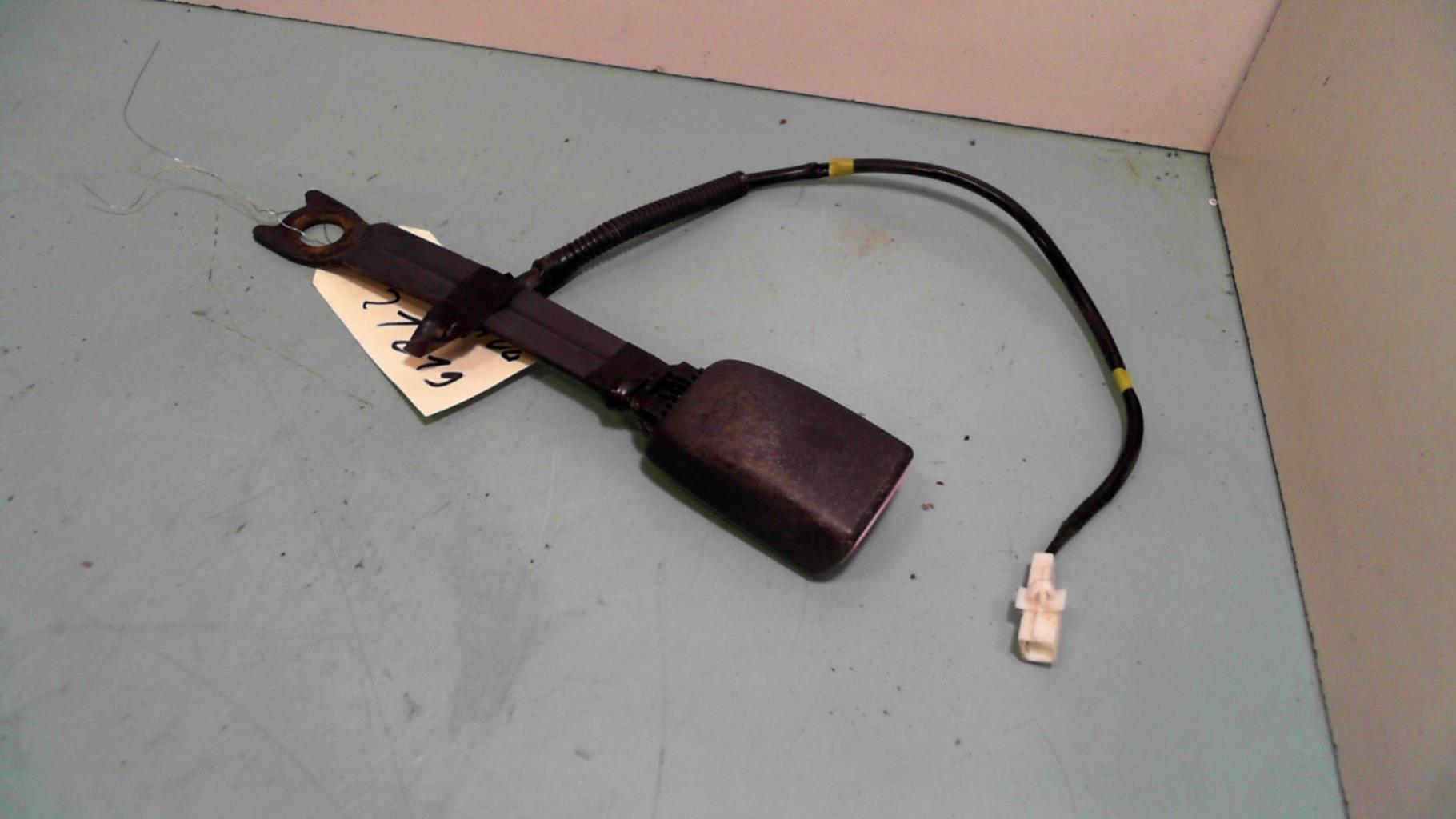 Attache ceinture avant gauche