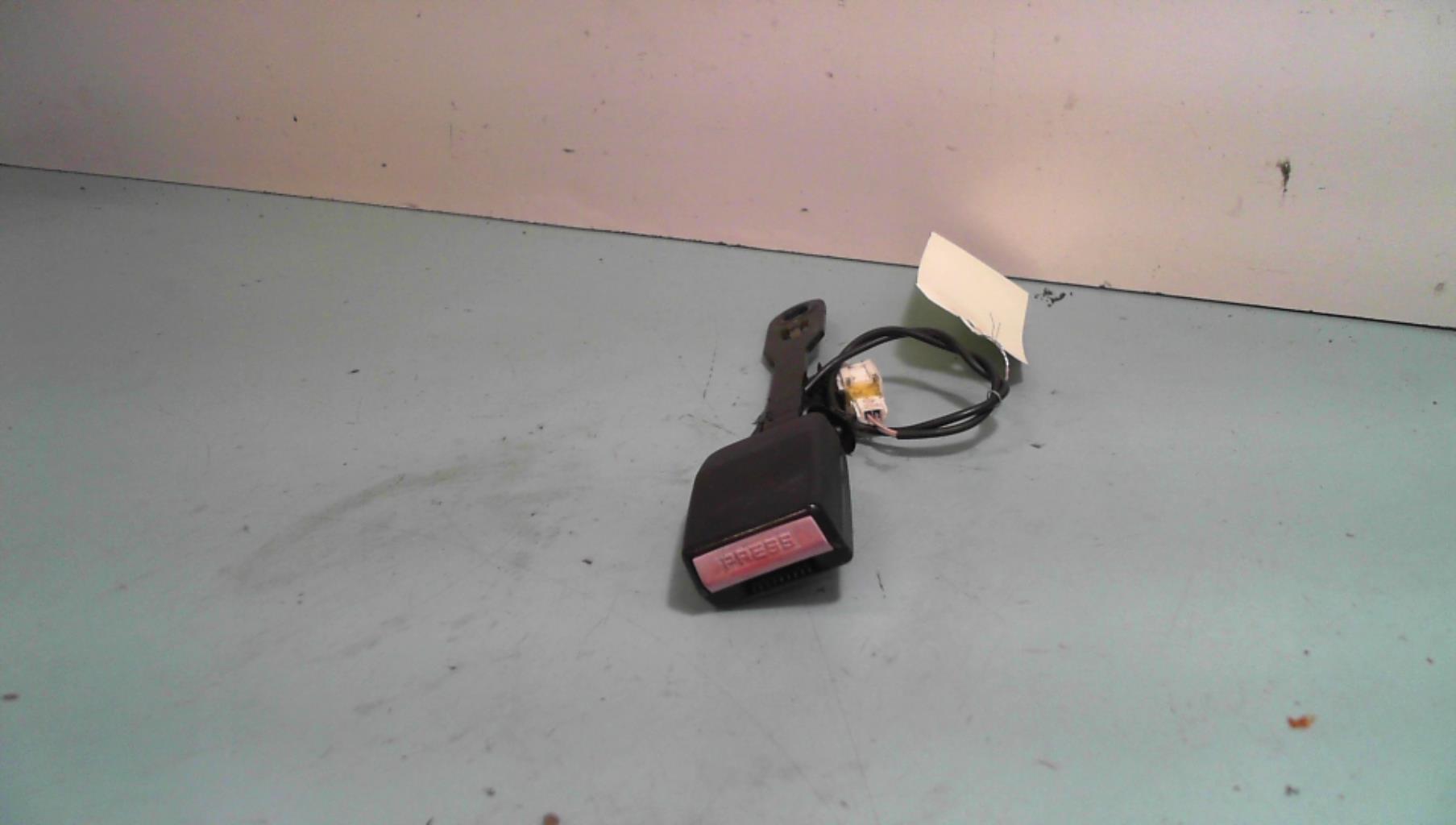 Attache ceinture avant droit