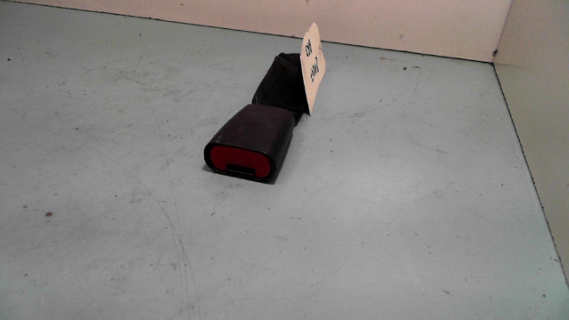 Attache ceinture arriere droit