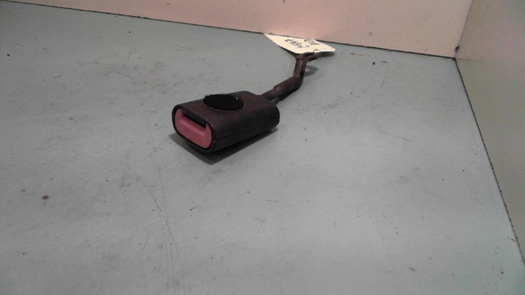 Attache ceinture avant droit