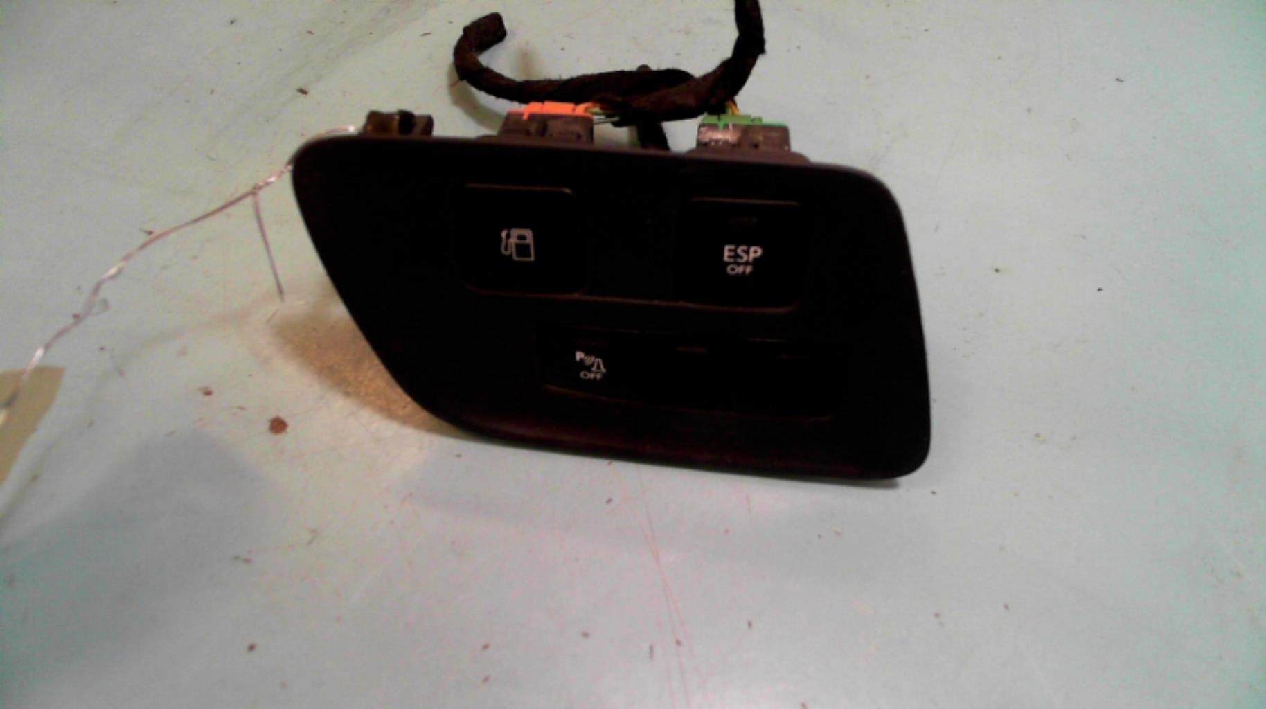 Attuatore chiavistello sportello carburante
