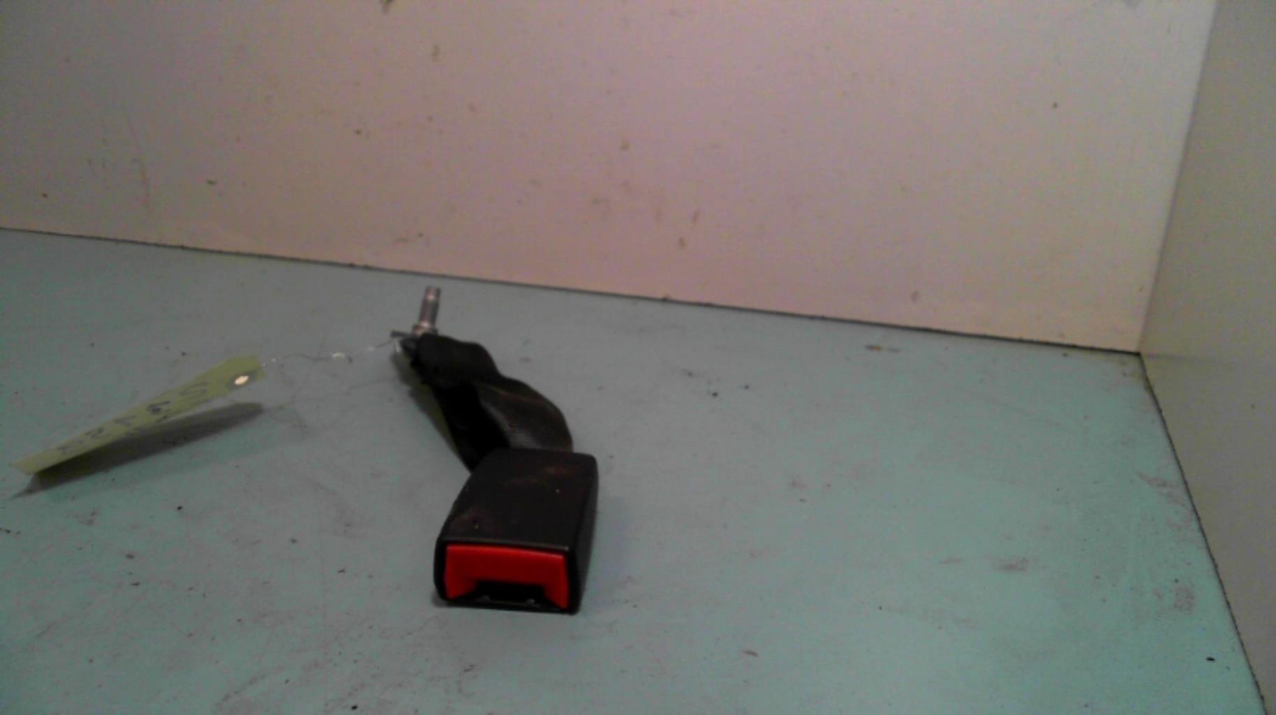 Attache ceinture arriere droit
