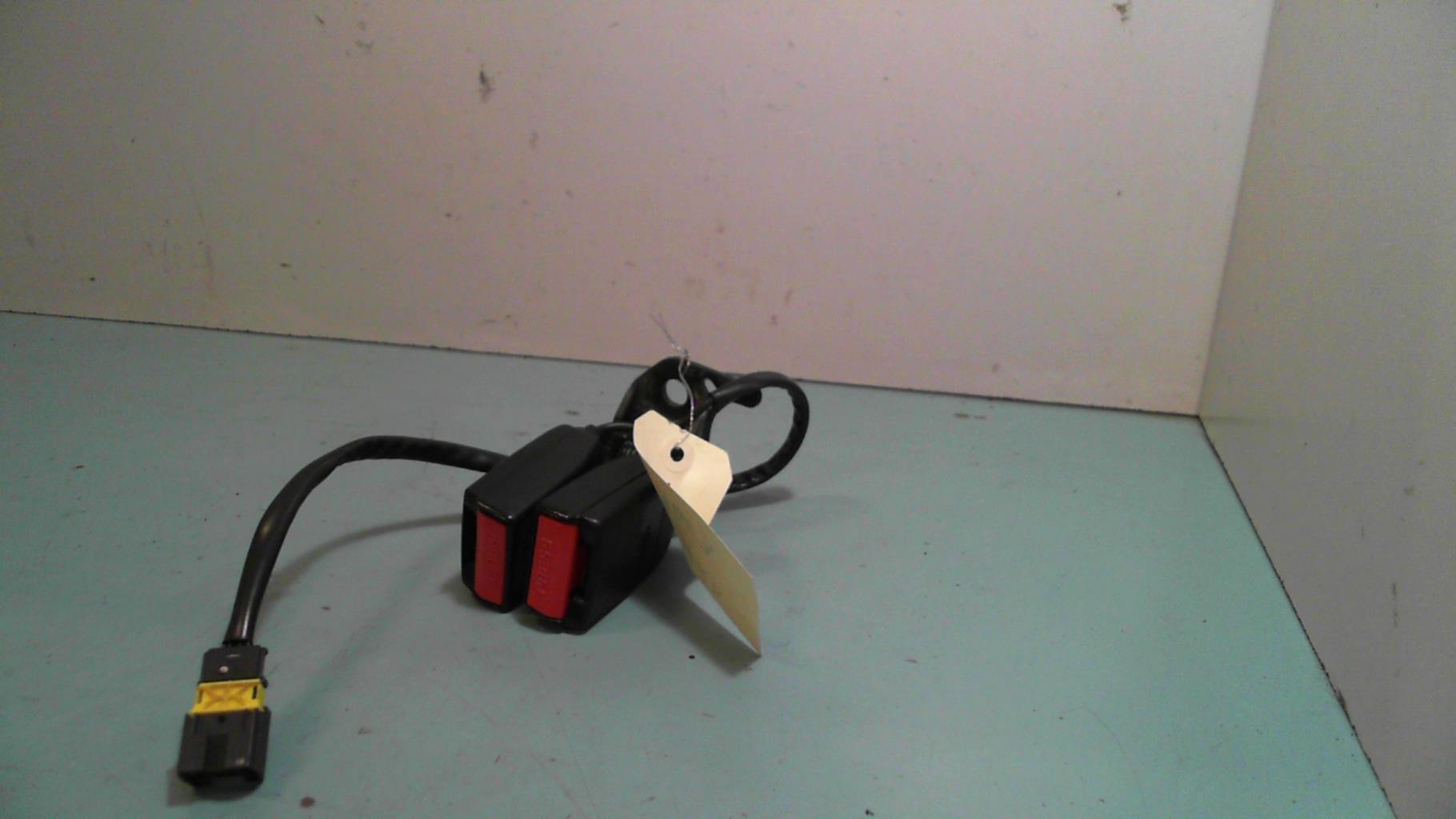 Attache ceinture arriere droit
