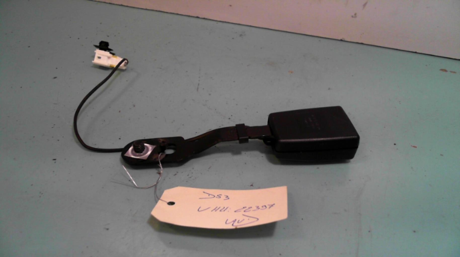 Attache ceinture avant droit