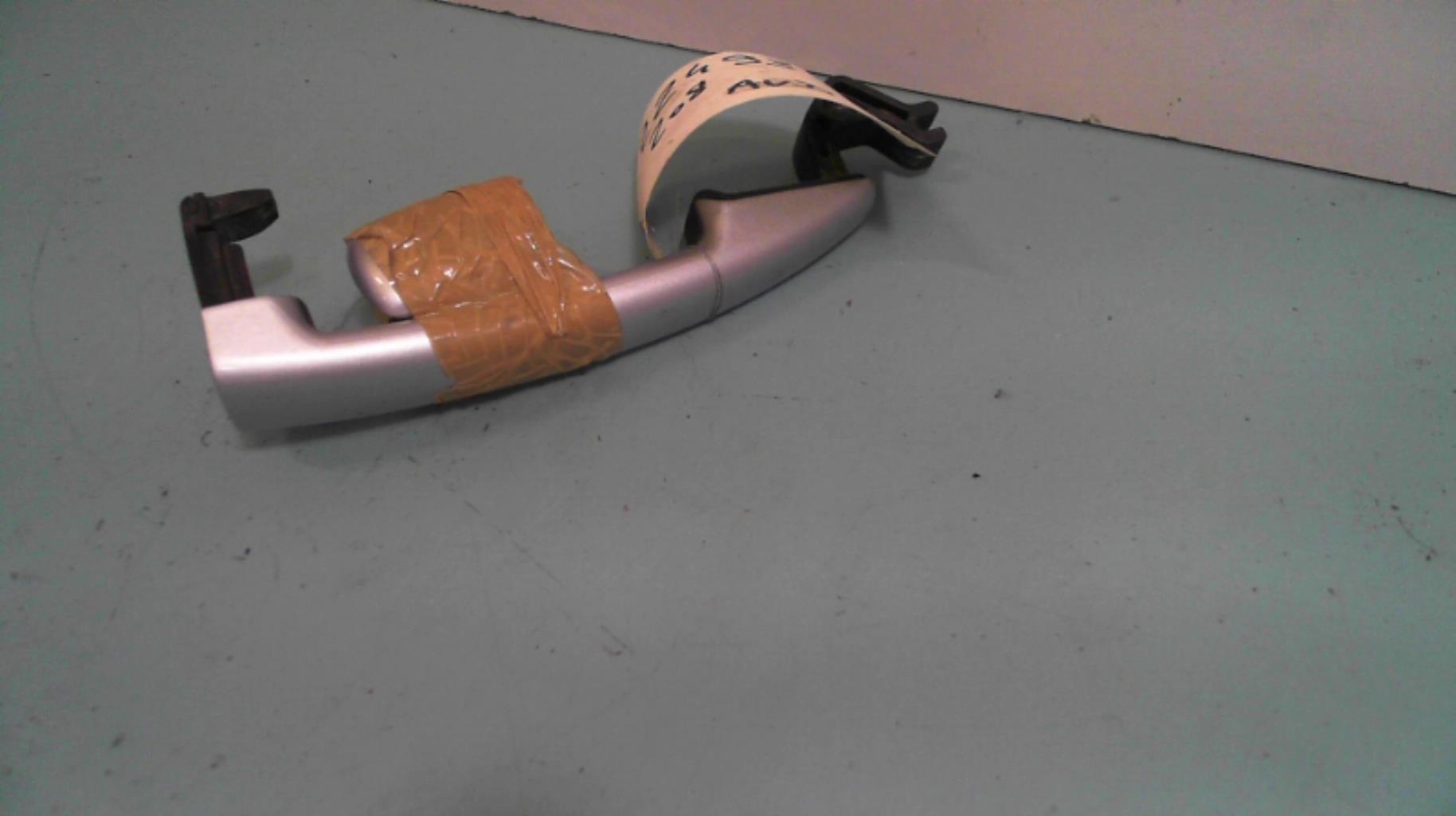 Poignee porte avant droit
