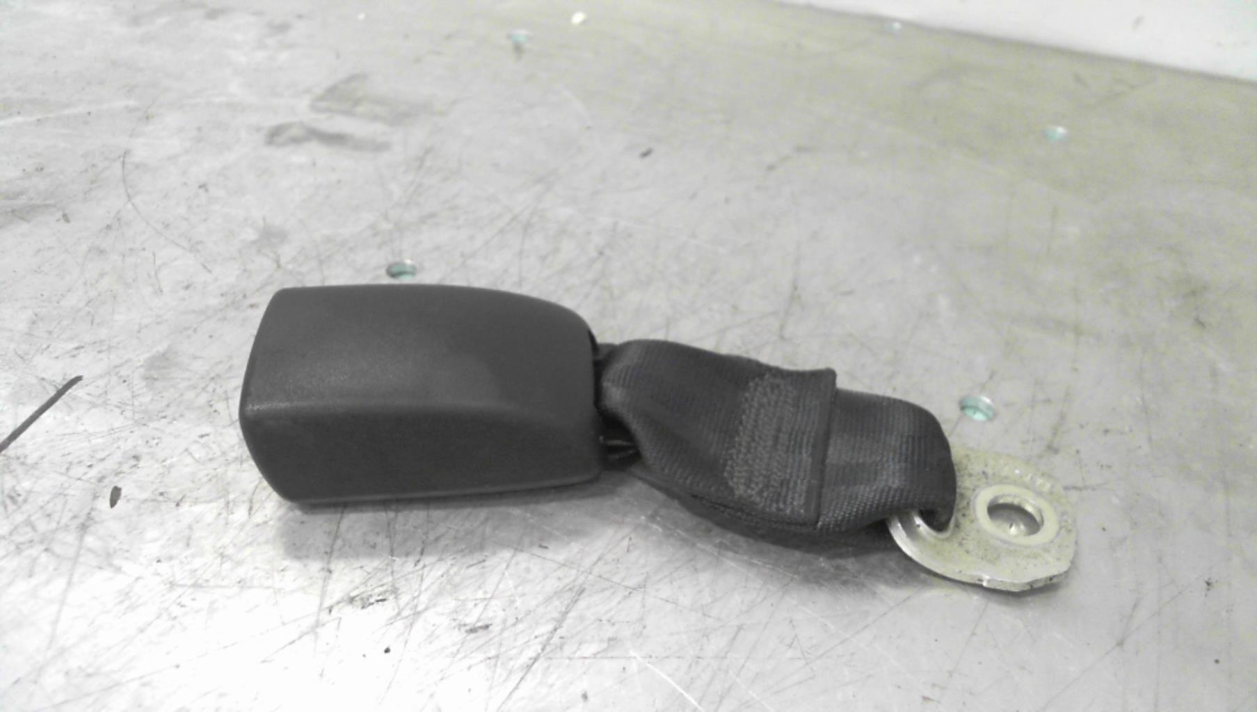 Attache ceinture arriere droit