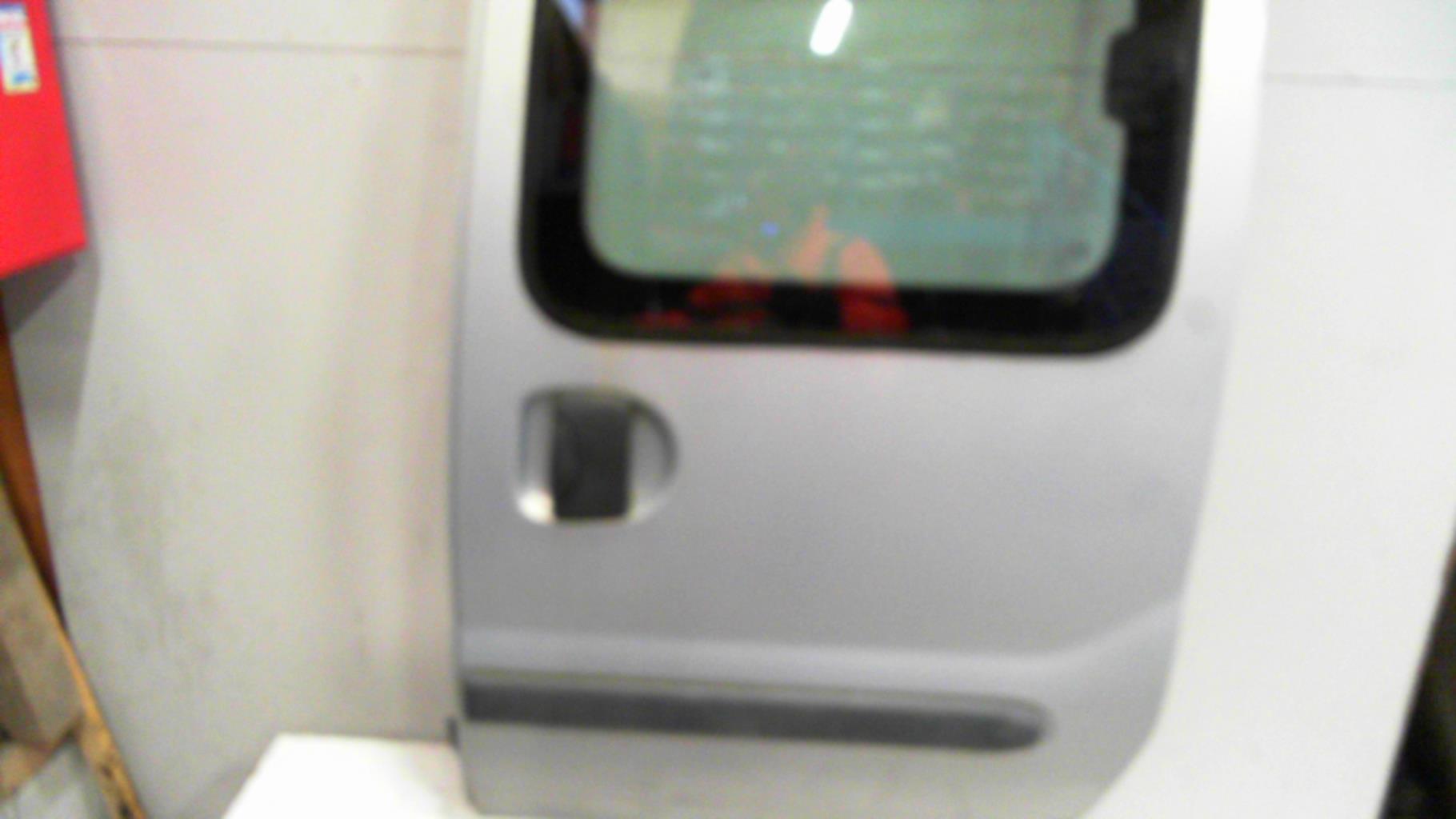 Porte laterale gauche