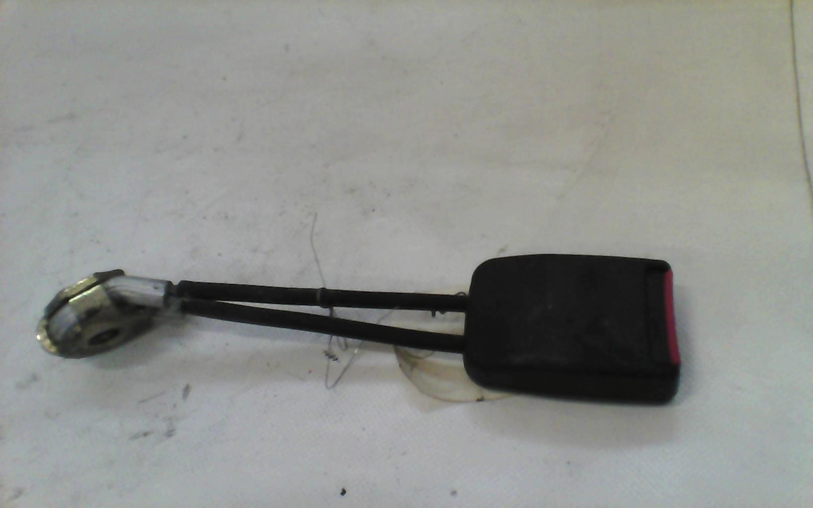 Attache ceinture arriere droit
