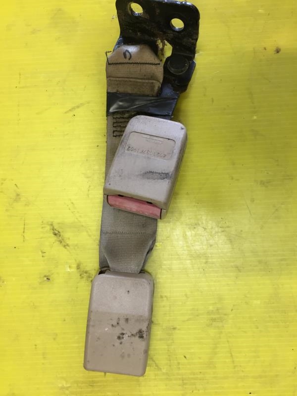 Attache ceinture arriere droit