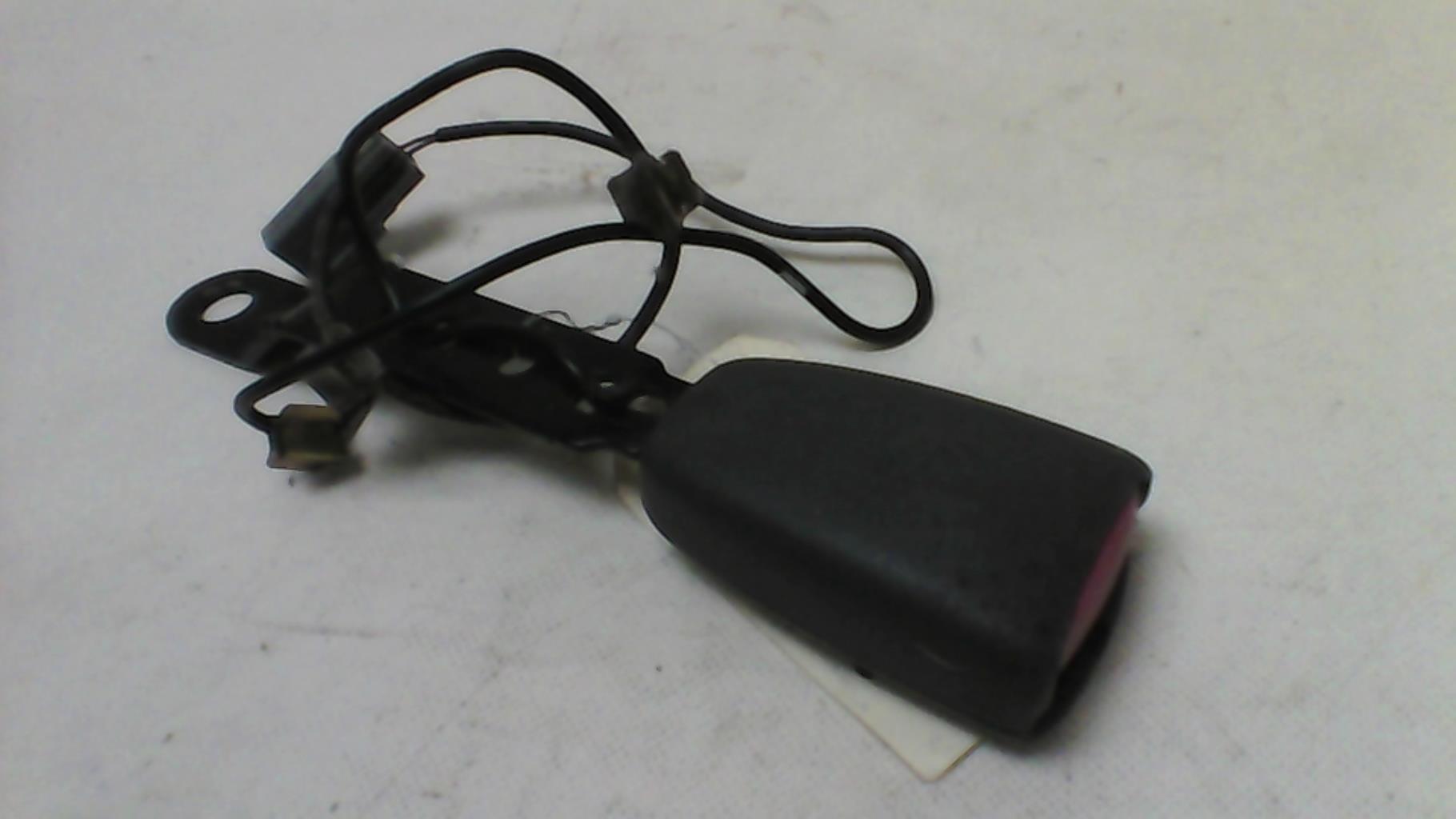 Attache ceinture avant gauche