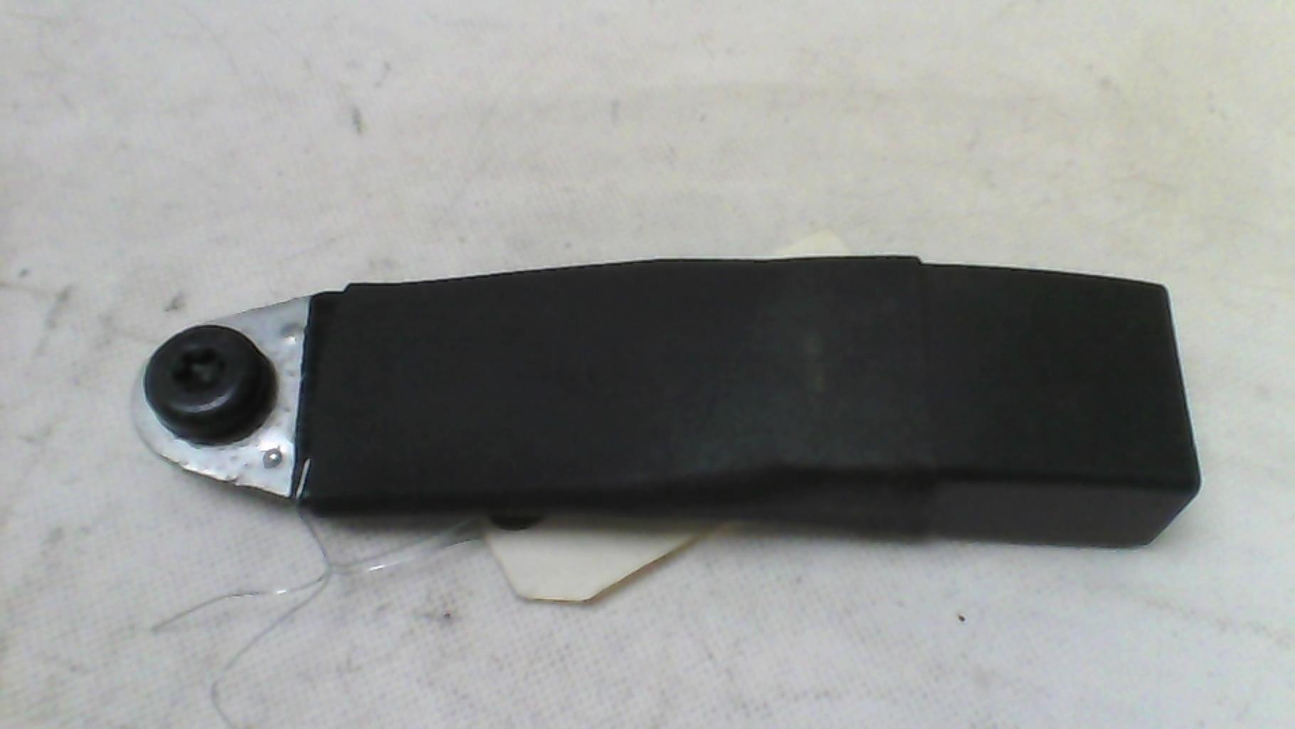 Attache ceinture avant droit