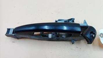 Tirador de puerta delantera izquierda