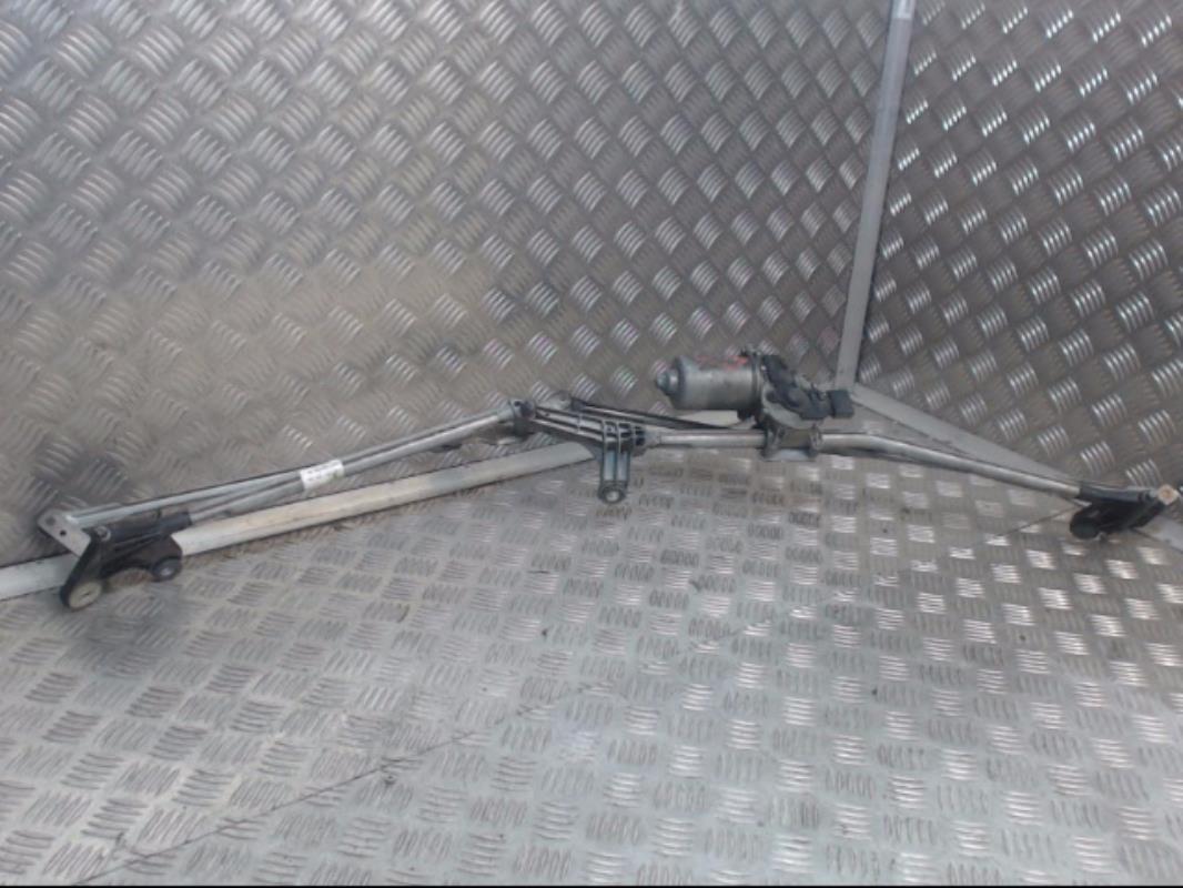 Motor de limpiaparabrisas delantero