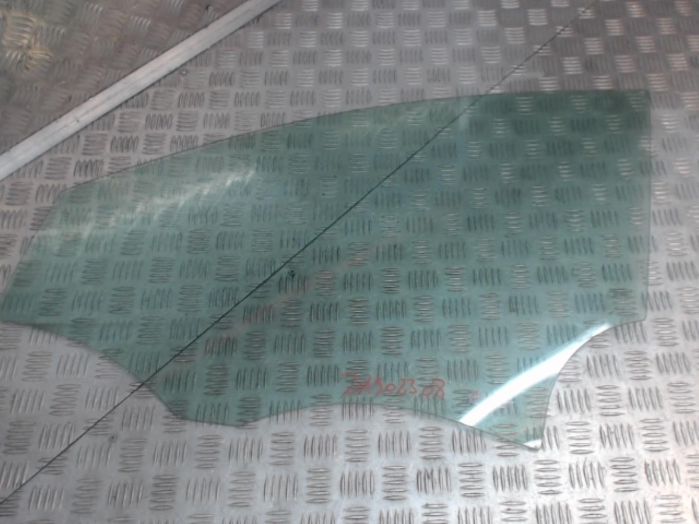 Vitre avant gauche