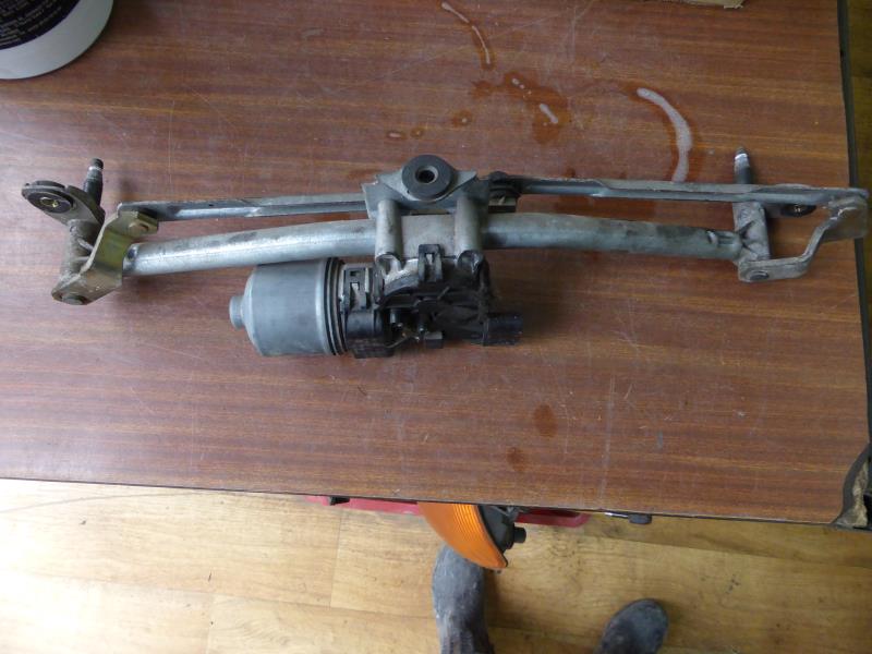 Moteur essuie glace avant