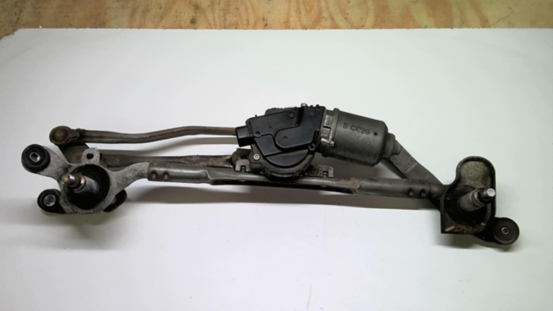 Moteur essuie glace avant