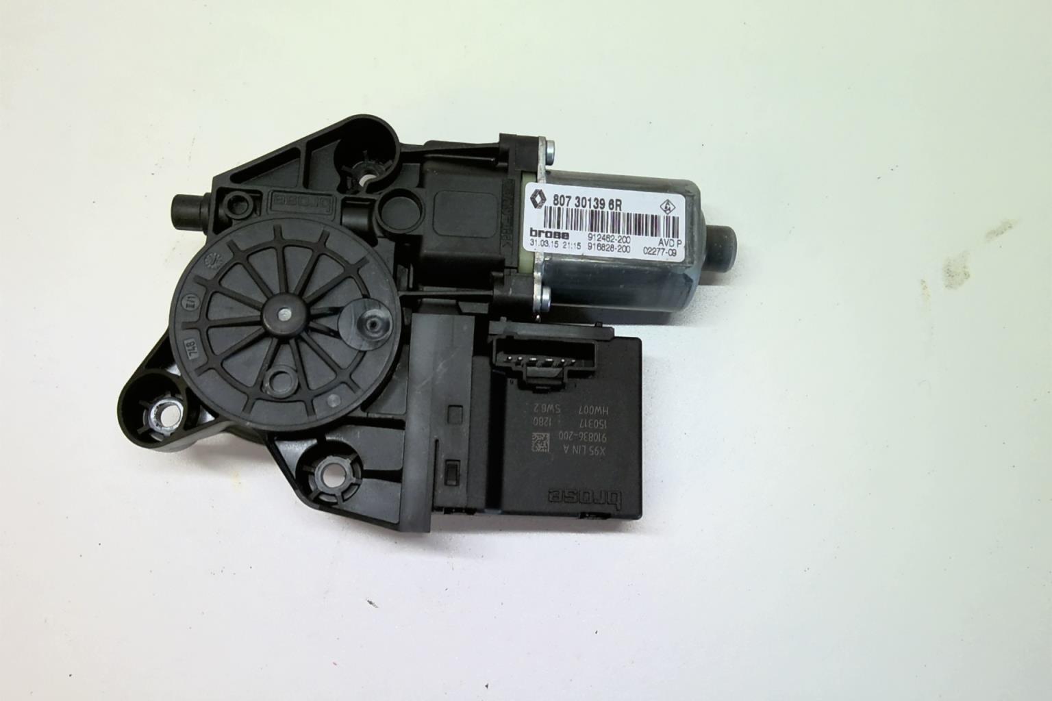 Moteur leve vitre avant droit