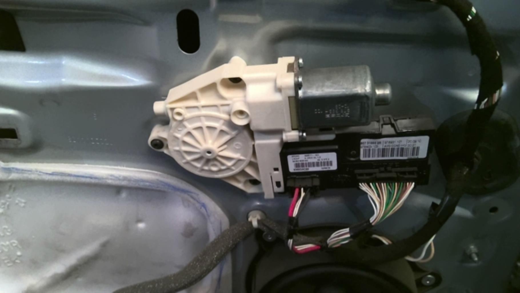 Mecanisme de leve vitre electrique avant gauche
