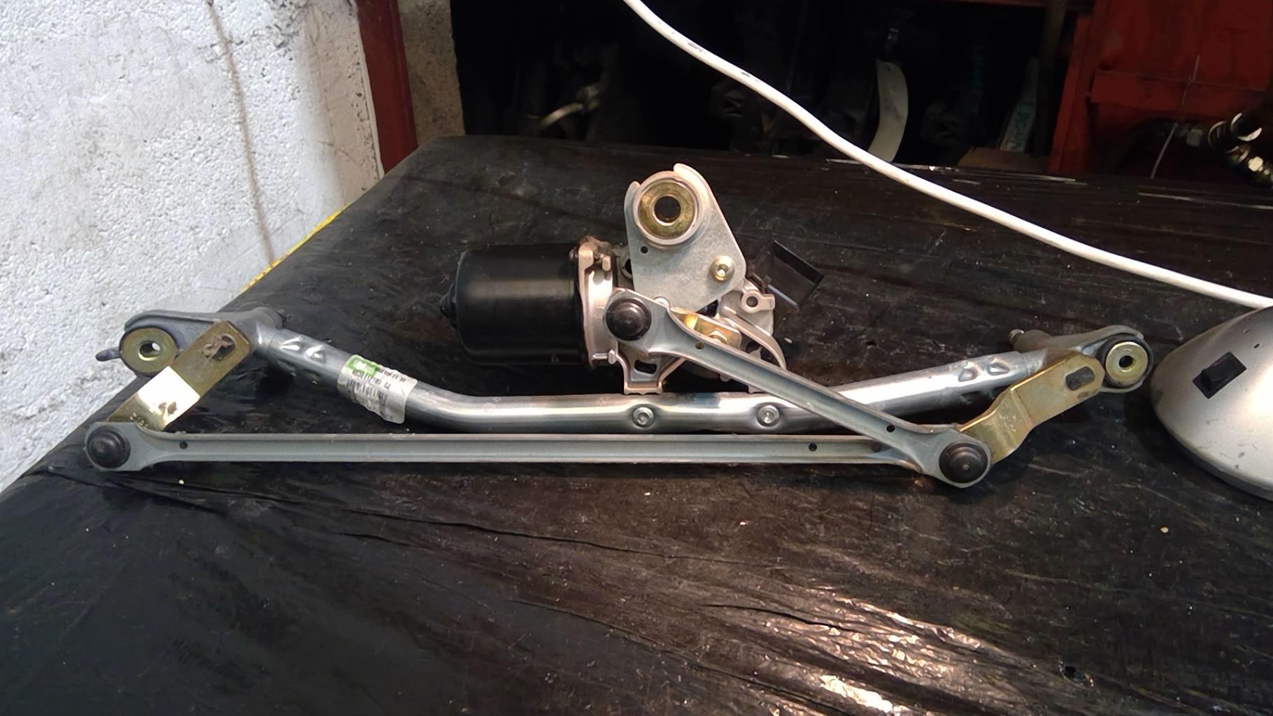 Moteur essuie glace avant